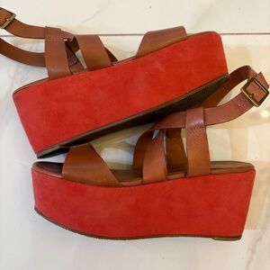 POUR LE VICTOIRE wedge in caramel color leather with red suede wedge. Size 7.